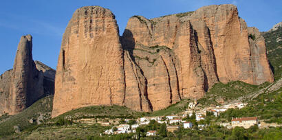 Les mallos de Riglos (Crédit photo alberguesyrefugiosdearagon.com) Les mallos de Riglos (Crédit photo alberguesyrefugiosdearagon.com)