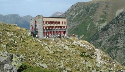 Refuge de la Glère (Crédit photo Jean Magelink) Refuge de la Glère (Crédit photo Jean Magelink)